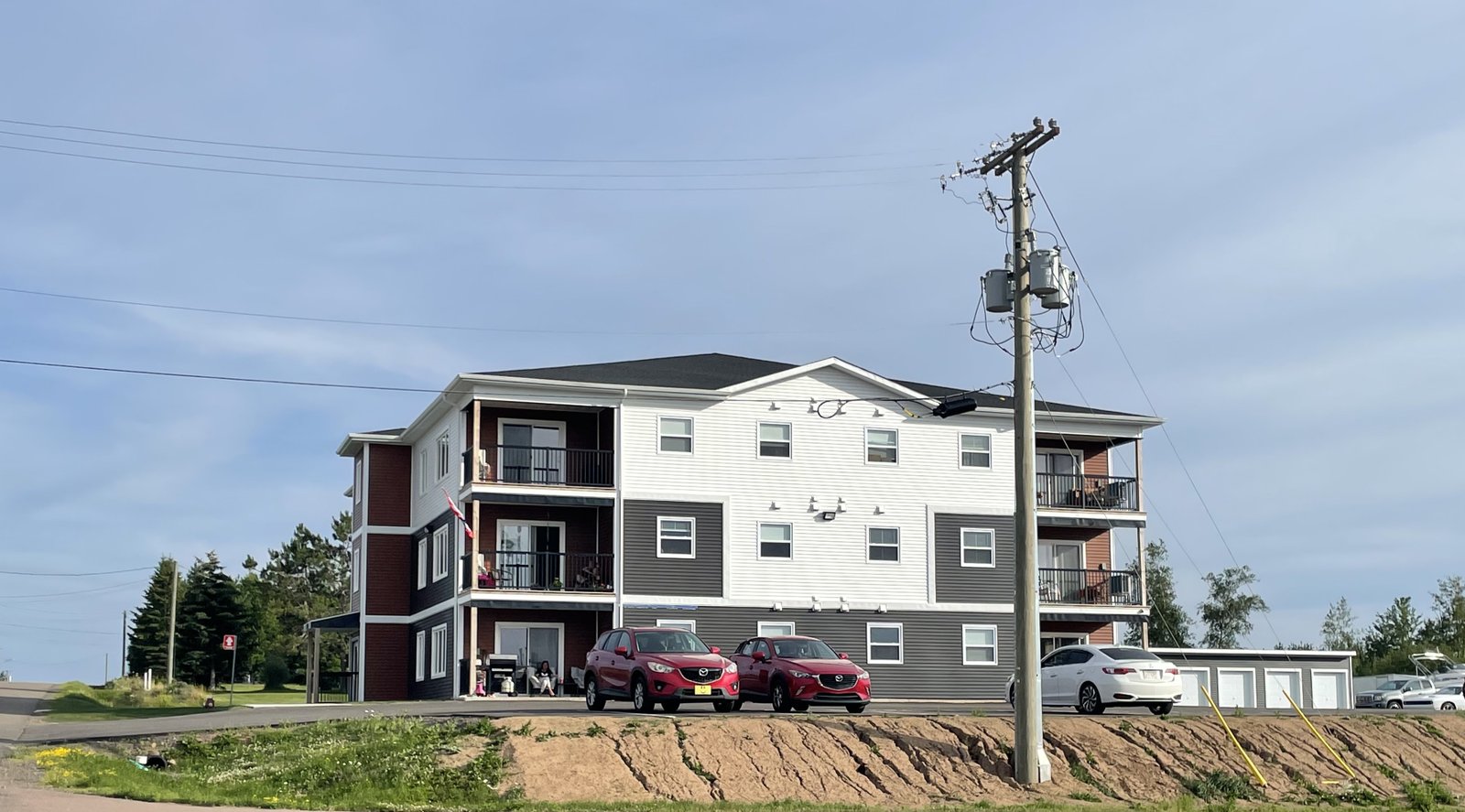 Front angled view of the 139 Bellevue Heights apartment building
