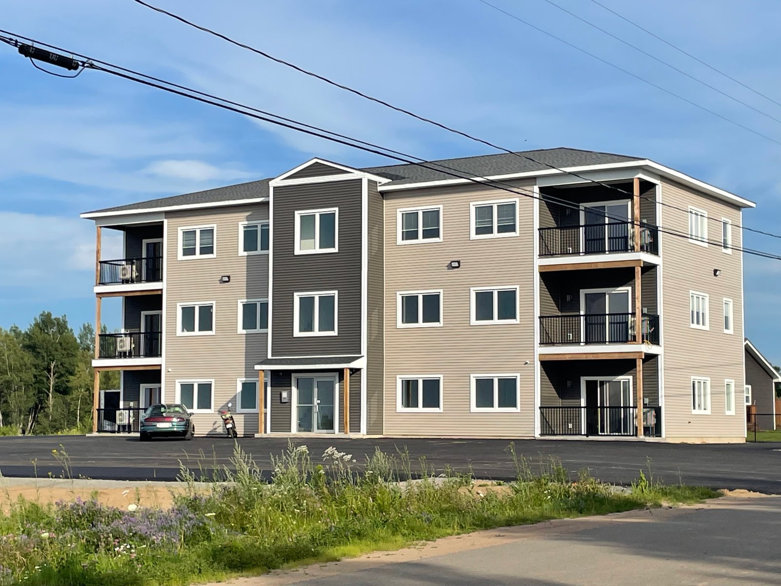 Front angled view of the 204 Bellevue Heights apartment building